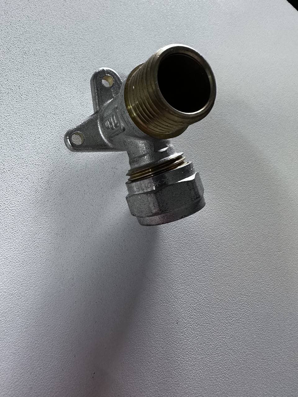 Угол Металлопласт с крепл. 16*1/2 Нр