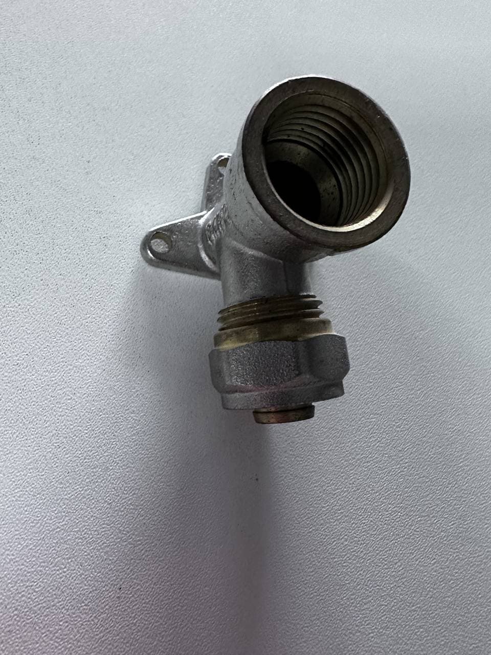 Угол Металлопласт с крепл. 16*1/2 Вр