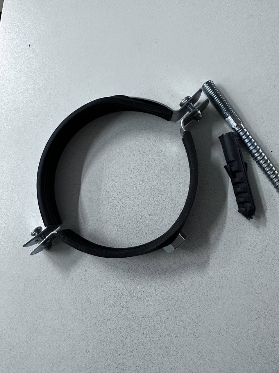 Хомут сантех. со шпильк и дюб. 4"